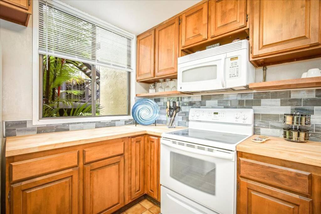 Beautiful 2/2 Condo In Kailua Kona. Ocean View! Exterior photo